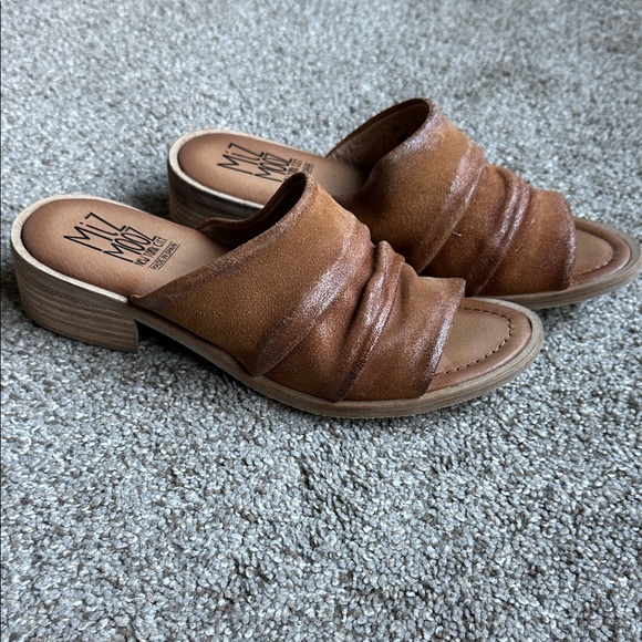 NWOT Miz Mooz Women's Tan Ruched Mules - Picture 1 of 9